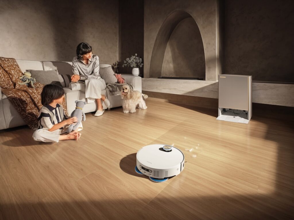 Egy modern robotporszívó és vezeték nélküli állóporszívó, amely bemutatja a 2026-os technológiai trendeket.